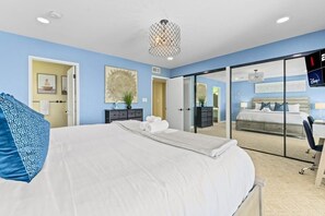 4 soverom, skrivebord, strykejern/-brett og reiseseng for barn