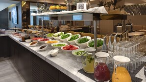 Un bufé con diversos alimentos y bebidas.