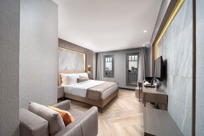 Connected Family Suite With Balcony | 高級寢具、迷你吧、書桌、隔音
