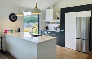 Fridge, microwave, oven, stovetop - Charming Modern Wanaka 2 BR Getaway, near to the pretty town centre and lake  (Wanaka)