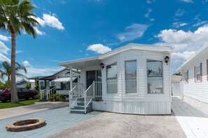 Exterior - Sunshine Traveler — 55+ Only Vacation Rental! (Largo)