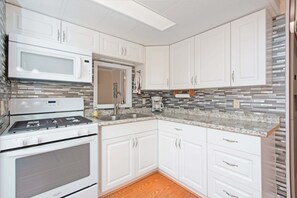 Fridge, microwave, oven, coffee/tea maker - Sunshine Traveler — 55+ Only Vacation Rental! (Largo)