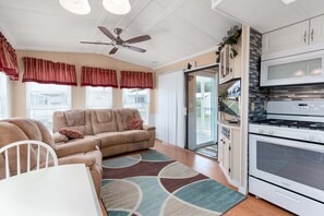 Interior - Sunshine Traveler — 55+ Only Vacation Rental! (Largo)