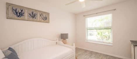 4 habitaciones, tabla de planchar con plancha, cuna de viaje y wifi