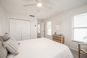 4 bedrooms, iron/ironing board, travel crib, WiFi - Dog-Friendly • Pool & Boat Dock • Sombrero Beach (Marathon)
