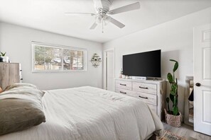 3 Schlafzimmer, Schreibtisch, Bügeleisen/Bügelbrett, Reisekinderbett