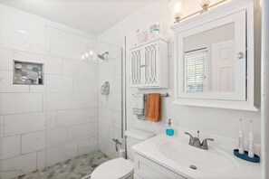 Badewanne, Haartrockner, Handtücher