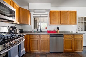 Fridge, microwave, oven, stovetop - UpTown Phoenix! Centrally Located! Quaint! (Phoenix)