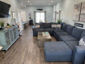 TV, video games - Dog friendly, no pet fee! 4bd home w/private pool. (North Myrtle Beach)