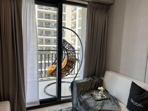 TV, offices - Stylish Dubai Apartment w/ Pool & Gym in Business Bay (Dubai)