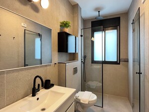 Apartment, 2 Schlafzimmer, Balkon | Badezimmer | Dusche, Designer-Toilettenartikel, Haartrockner, Handtücher