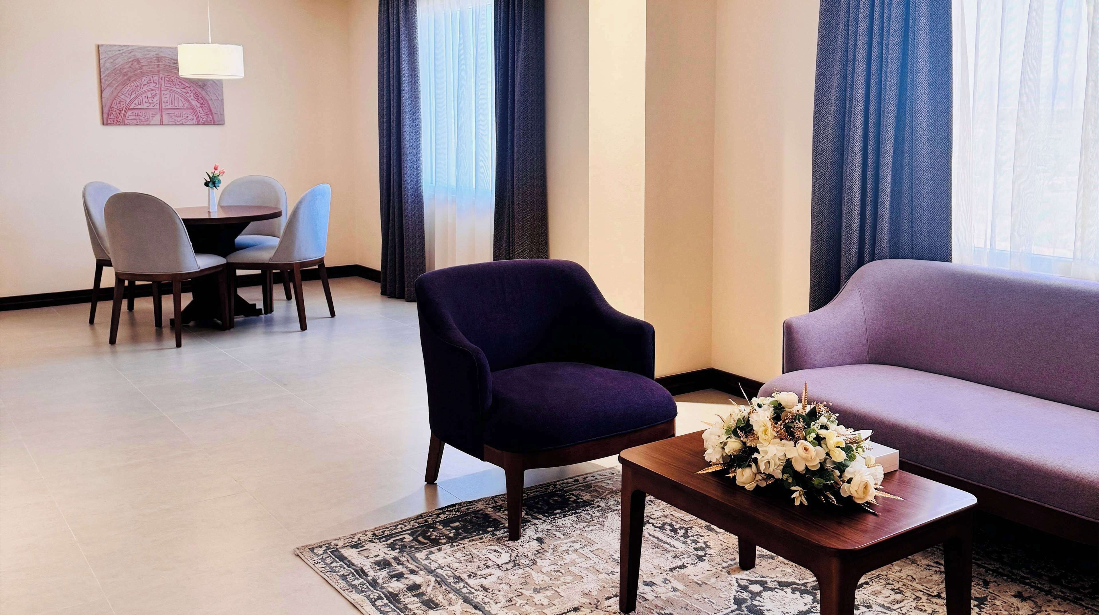 Suite, 1 letto king | Biancheria da letto di alta qualità, una cassaforte in camera