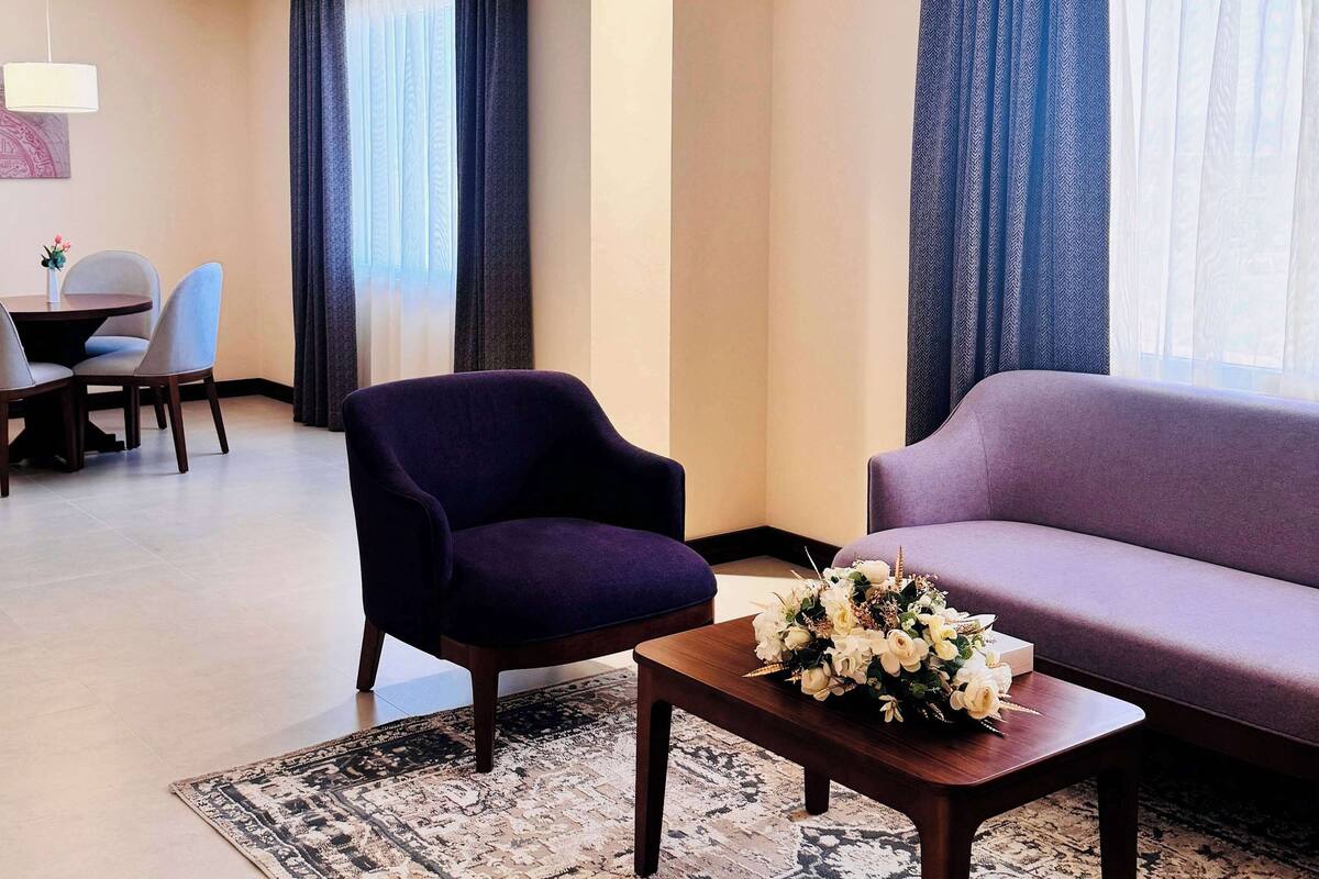 Suite, 1 letto king | Biancheria da letto di alta qualità, una cassaforte in camera