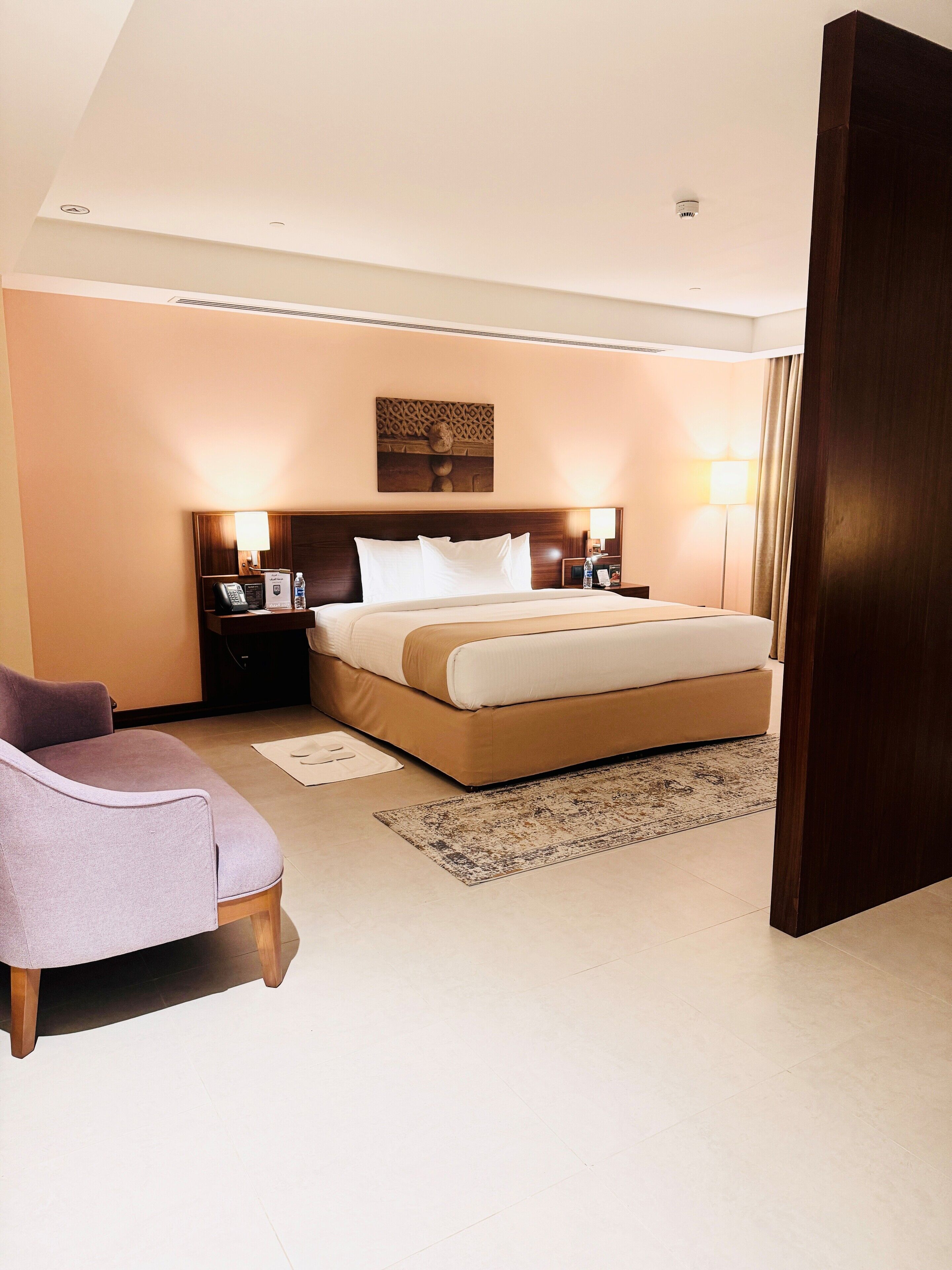 deluxe room, 1 king bed | premium bedding, in-room safe, desk, soundproofing