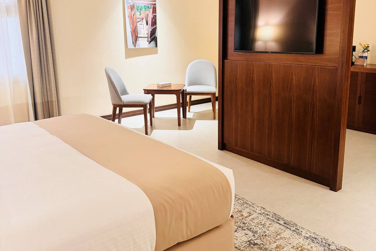 Deluxe kamer, 1 kingsize bed | Luxe beddengoed, een kluis op de kamer, een bureau, geluiddichte muren