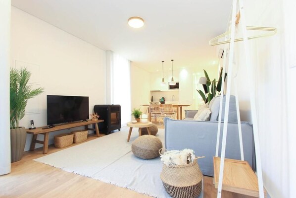 Una Smart TV, una chimenea