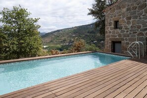 Una piscina al aire libre, una piscina climatizada