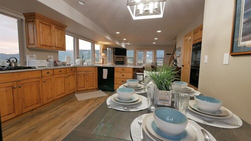 Stunning Panoramic Views of Mtns & Lake, 3bed 2.5bath