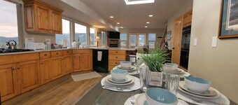 Stunning Panoramic Views of Mtns & Lake, 3bed 2.5bath