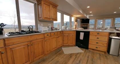 Garden of Eden- Lg Kitchen- 2 Master Suites w Views | 3 Bed, 2.5 Bath