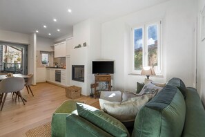 TV, fireplace - Apartment in Fonterutoli with 2 bedrooms sleeps 4 (Fonterutoli)