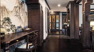 Royal-Suite, 1 King-Bett, Terrasse, Meerblick (Venus) | Wohnbereich | Kamin