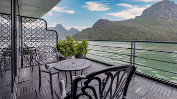 Suite junior, balcón, vista al océano | 1 habitación, minibar, escritorio y espacio para trabajar con laptop