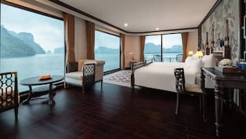 Executive Suite with Balcony and Ocean View | Minibar, desk, laptop workspace, blackout curtains