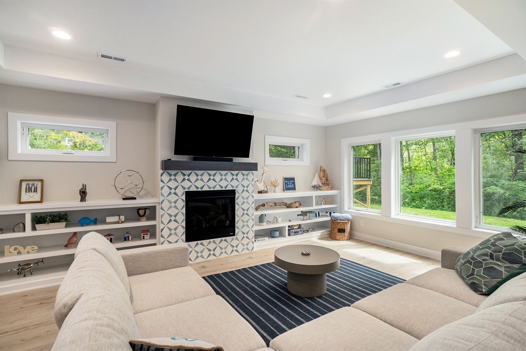 Smart-TV, peis, bøker og stereoanlegg