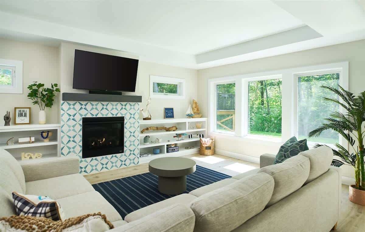 Smart-TV, peis, bøker og stereoanlegg