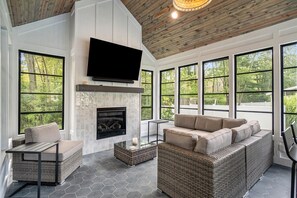 Älytelevisio, takka, kirjoja, stereot