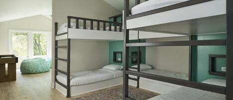 4 chambres, bureau, fer et planche à repasser, lit parapluie