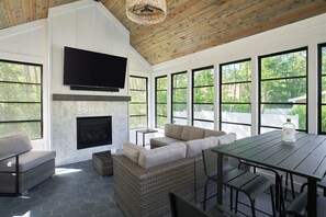 Smart TV, caminetto, libri, impianto stereo