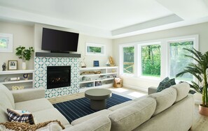 Smart TV, chimenea, libros y estéreo 