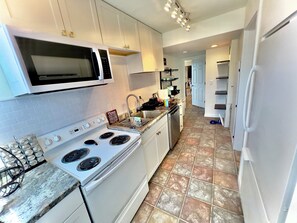 Fridge, microwave, oven, stovetop - Puget Sound Suite - Sunset, Lighthouse & Peaks (Tacoma)
