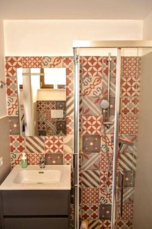 淋浴設備、風筒、坐浴桶、提供毛巾