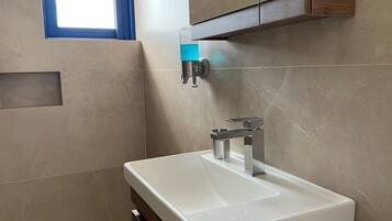 Chambre Double Standard | Salle de bain | Douche, douche à « effet pluie », articles de toilette gratuits