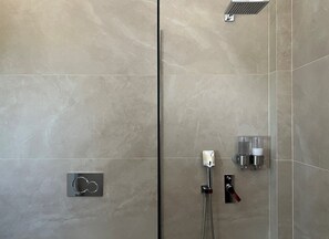 Kahden hengen superior-huone | Kylpyhuone | Suihku, sadesuihkupää, ilmaiset hygieniatuotteet, hiustenkuivaaja