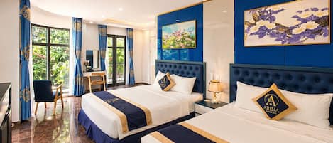 Chambre quadruple, balcon, vue sur la ville | Literie hypoallergénique, minibar contenant certains articles gratuits