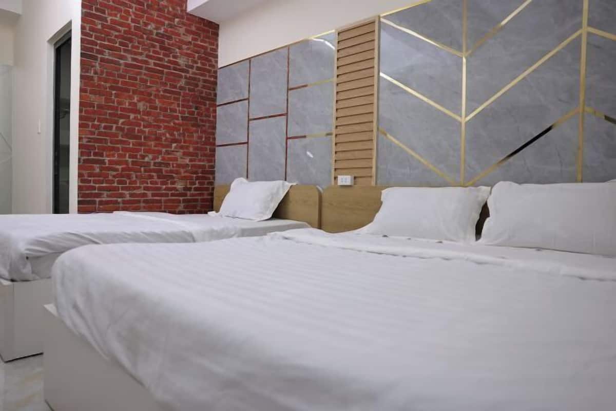 Hypo-allergenic bedding, free minibar items, individually decorated