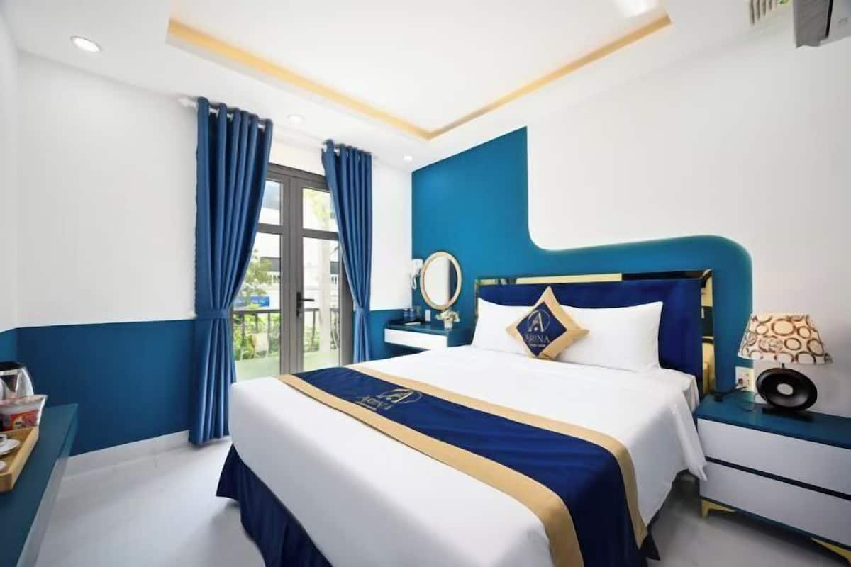 Hypo-allergenic bedding, free minibar items, individually decorated