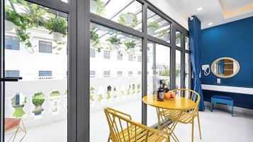 Doppia Junior, 1 letto queen, balcone, vista città | Biancheria da letto ipoallergenica