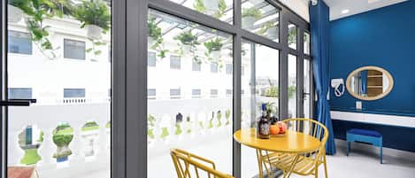 Junior dubbelrum - 1 queensize-säng - balkong - utsikt mot staden | Allergitestade sängkläder och minibar med vissa gratis produkter