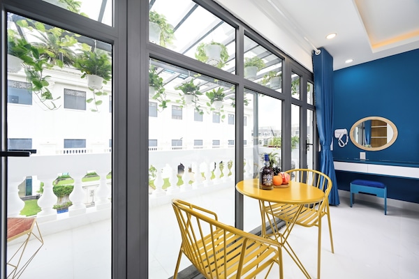 Junior-Doppelzimmer, 1 Queen-Bett, Balkon, Stadtblick | Allergikerbettwaren, Minibar (mit einigen kostenlosen Artikeln)