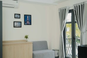 Deluxe Triple Room, Balcony, City View | Hypo-allergenic bedding, free minibar items, individually decorated