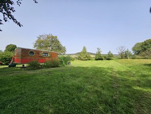 Property grounds - ROULOTTE ANAÏS A LA CHAUM'YER (GRANDCOURT)