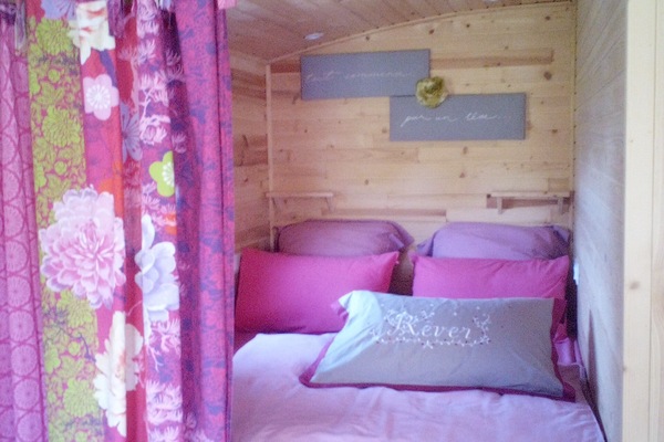 1 bedroom, bed sheets
