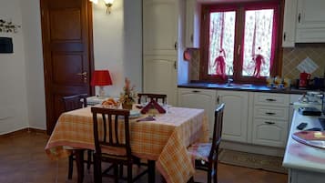 Kühlschrank, Ofen, Geschirrspüler, Wasserkocher mit Kaffee-/Teezubehör