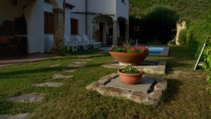 A white villa with a pool, outdoor seating, and a garden. - Apartment I Gelsomini # (Tanaunella)