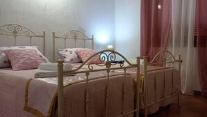 A bedroom with a bed, pillows, and a bedside lamp. - Apartment I Gelsomini # (Tanaunella)